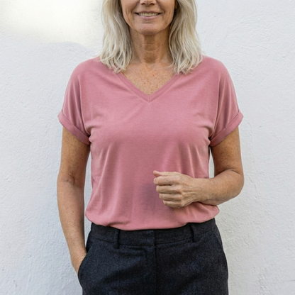 Elegant toppe med V-udskæring og opsmøgede ærmer