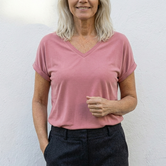 Elegant toppe med V-udskæring og opsmøgede ærmer