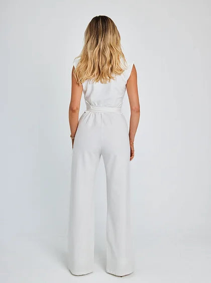 Ærmeløs jumpsuit med bælte og vide ben
