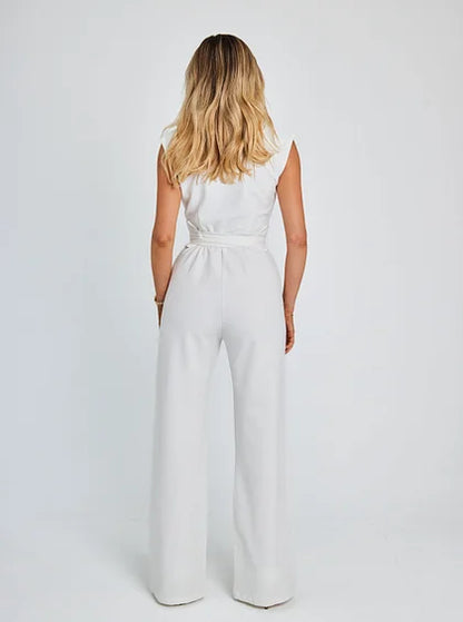 Ærmeløs jumpsuit med bælte og vide ben