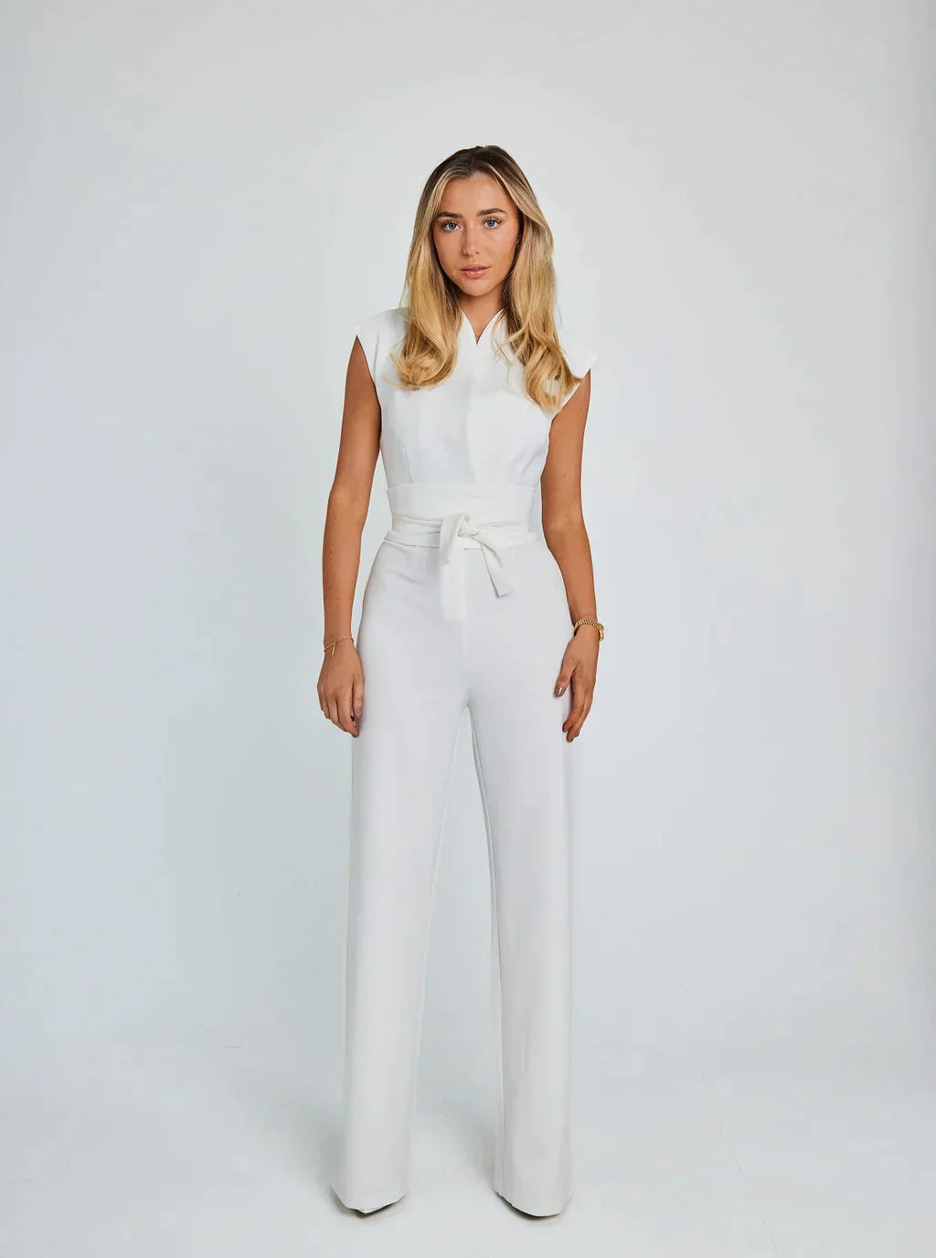Ærmeløs jumpsuit med bælte og vide ben