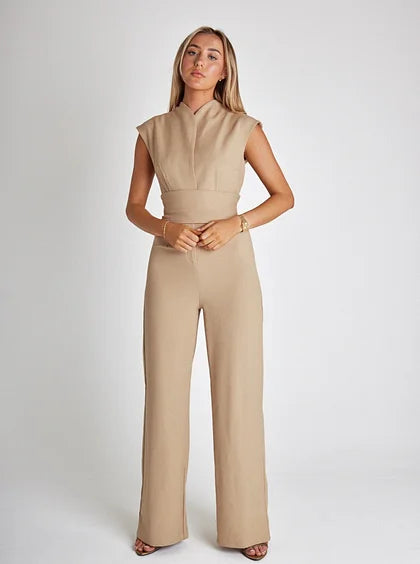 Ærmeløs jumpsuit med bælte og vide ben
