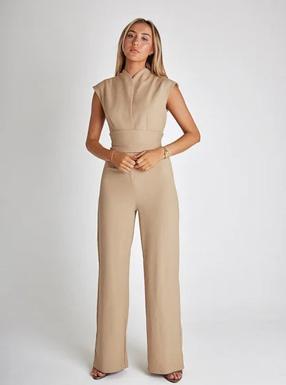 Ærmeløs jumpsuit med bælte og vide ben