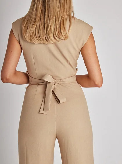 Ærmeløs jumpsuit med bælte og vide ben