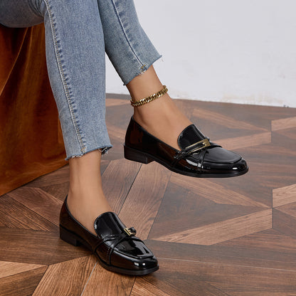 Elegante løbesko med firkantet tå og lav hæl