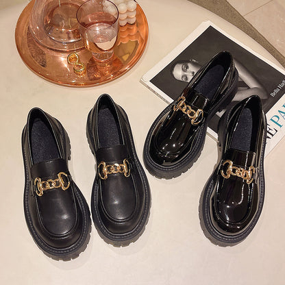 Flade sko med rund tå i glans og mat udførelse