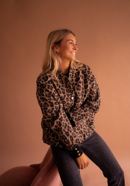 Letvægtsjakke med tidløst leopardprint
